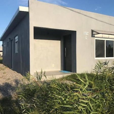 Comoda Casa Con Jardin En Колония-дель-Сакраменто Экстерьер фото