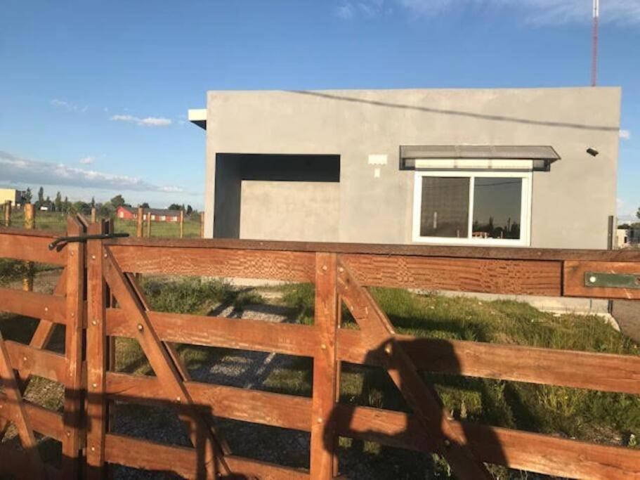 Comoda Casa Con Jardin En Колония-дель-Сакраменто Экстерьер фото